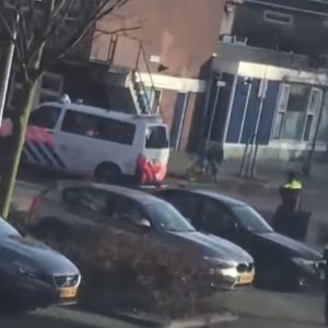 Politiebusje gepakt woningnood nederland
