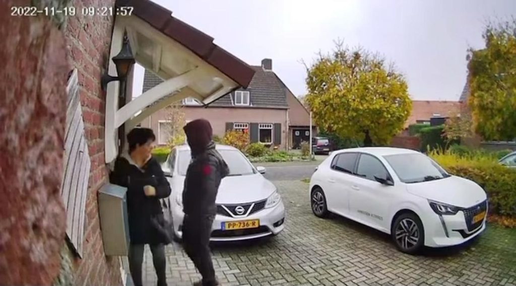 Beangstigend moment voor vrouw op eigen oprit