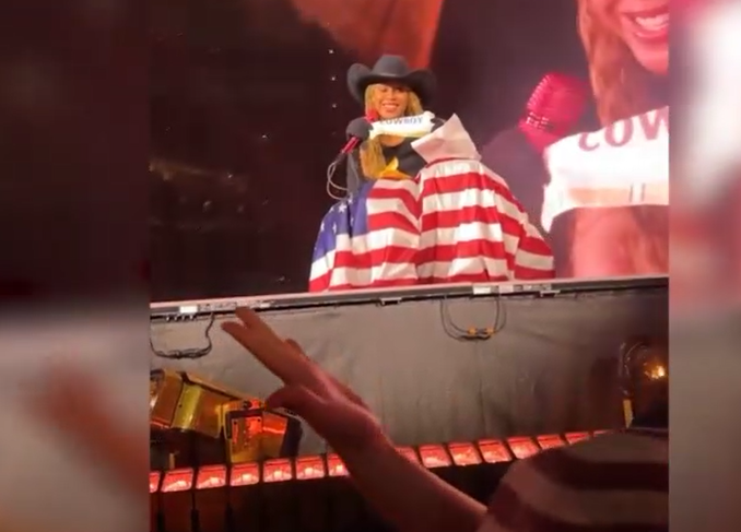 Beyoncé onthult geslacht baby van fans tijdens regenachtig concert