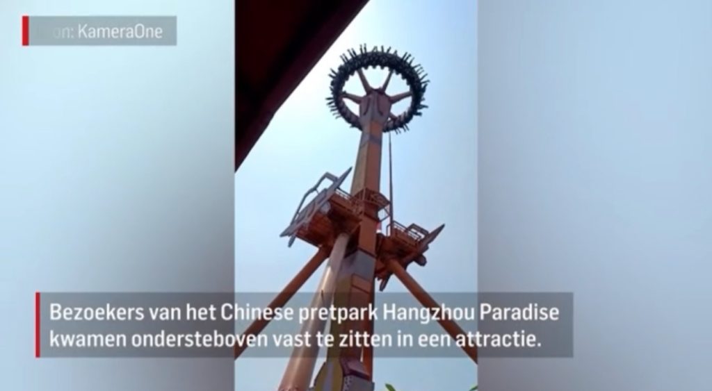 Bezoekers pretpark hangen ondersteboven vast in spectaculaire attractie