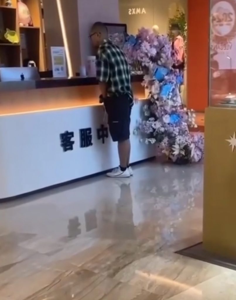 Man leeft zich uit op receptioniste