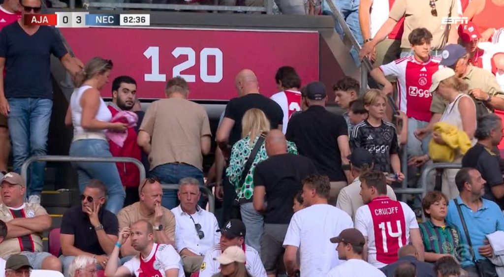 Zogenaamde Ajax-fans verlaten massaal stadion bij achterstand tegen NEC
