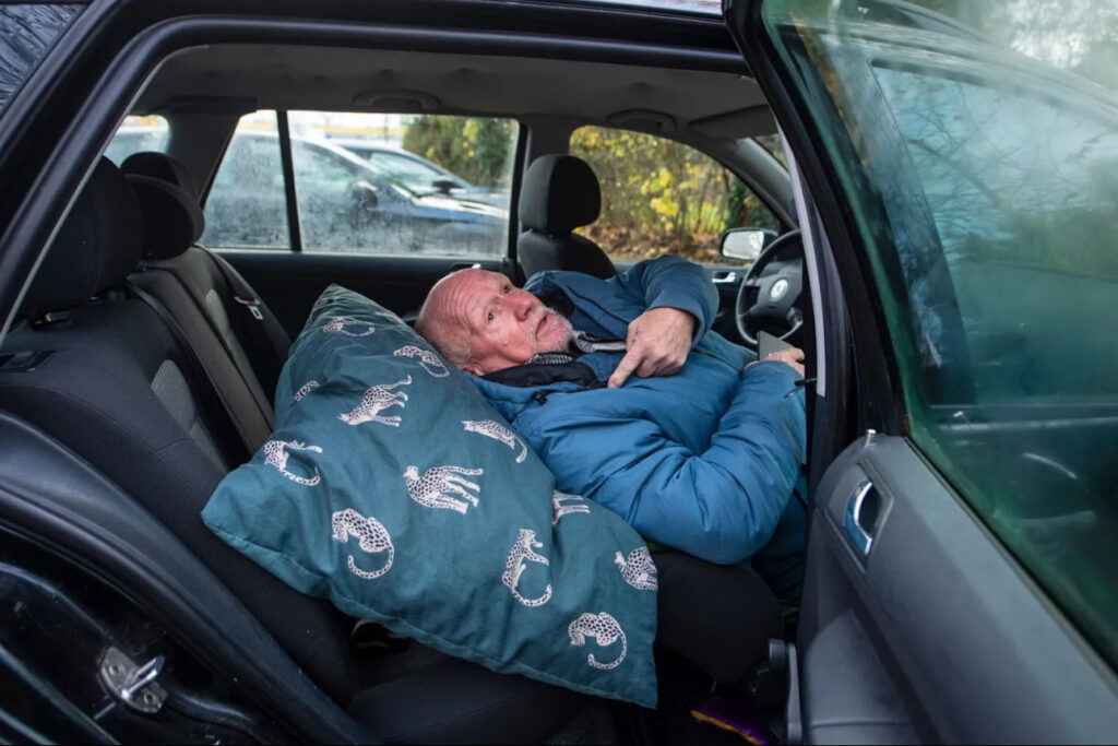 Voor statushouders is er plek, voor Jan (74) alleen een auto: zo gaan we om met onze ouderen