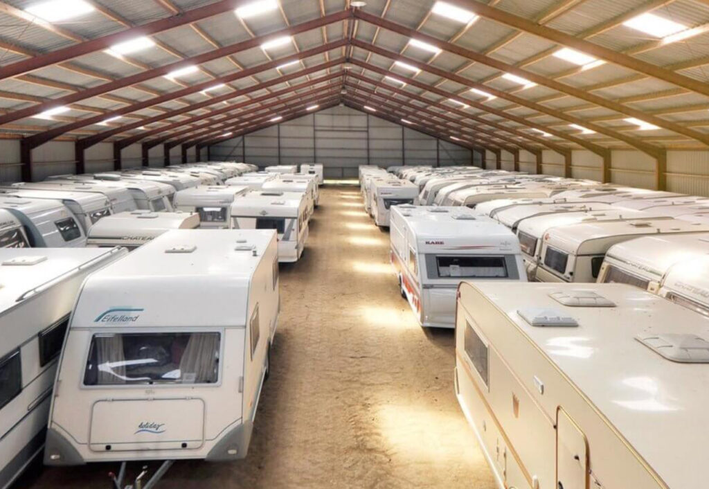 Camper- en caravanchaos: stallingsplekken schaars en peperduur – wat nu?