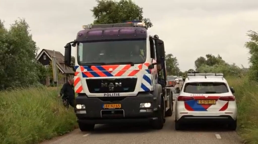 Ongehoorde Dood: Buren hoorden klap, maar vonden pas een dag later twee lichamen in gezonken auto