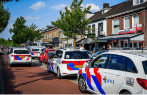 Politie's auto's in de straat