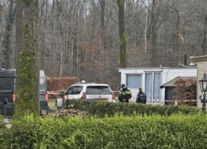 Politie doet een onderzoek op een camping