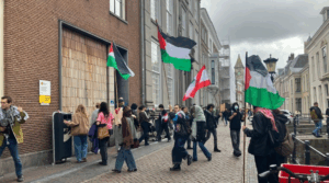 Mensen op straat met vlaggen