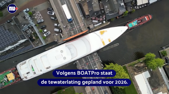 Megajacht ‘Faith’ wringt zich door Alphen aan den Rijn: Spectaculair schouwspel op de Oude Rijn!