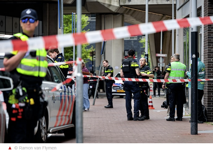 Schietpartij voor Amsterdamse School: Twee 17-Jarige Scholieren Aangehouden na Geweldsincident