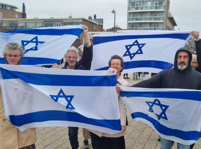 Mensen met israelische vlaggen