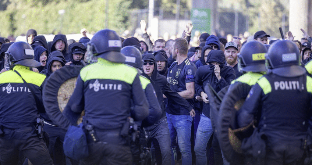 Ajax-fans woedend: protesten na ineenstorting in titelrace – ‘Dit is niet het Ajax waar we voor staan’