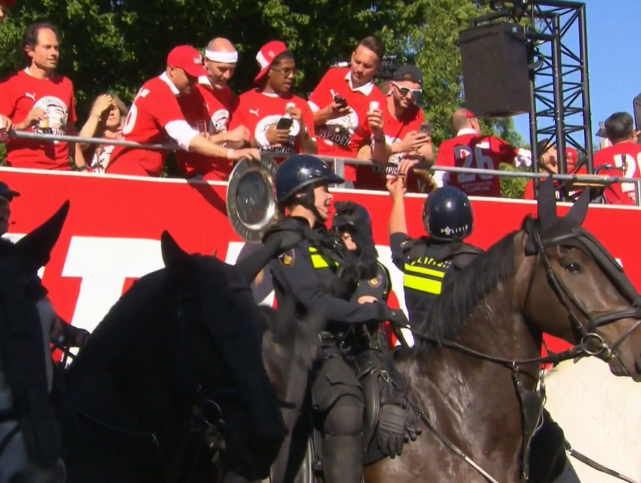 Politie op paard Psv bus