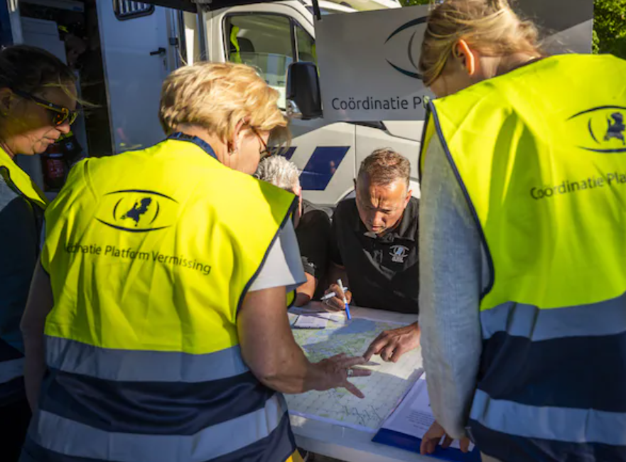 Vrijwilligers met politie op zoektocht