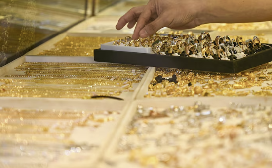 Gemeenten Cashen op Goud van Mensen in Nood – Inwoners Verpanden Bezittingen, Gemeente Pakt de Winst