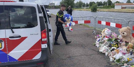 Drie lafbekken opgepakt voor stelen knuffels van gedenkplek Jeffrey en Emma – Hartverscheurende video veroorzaakt woede