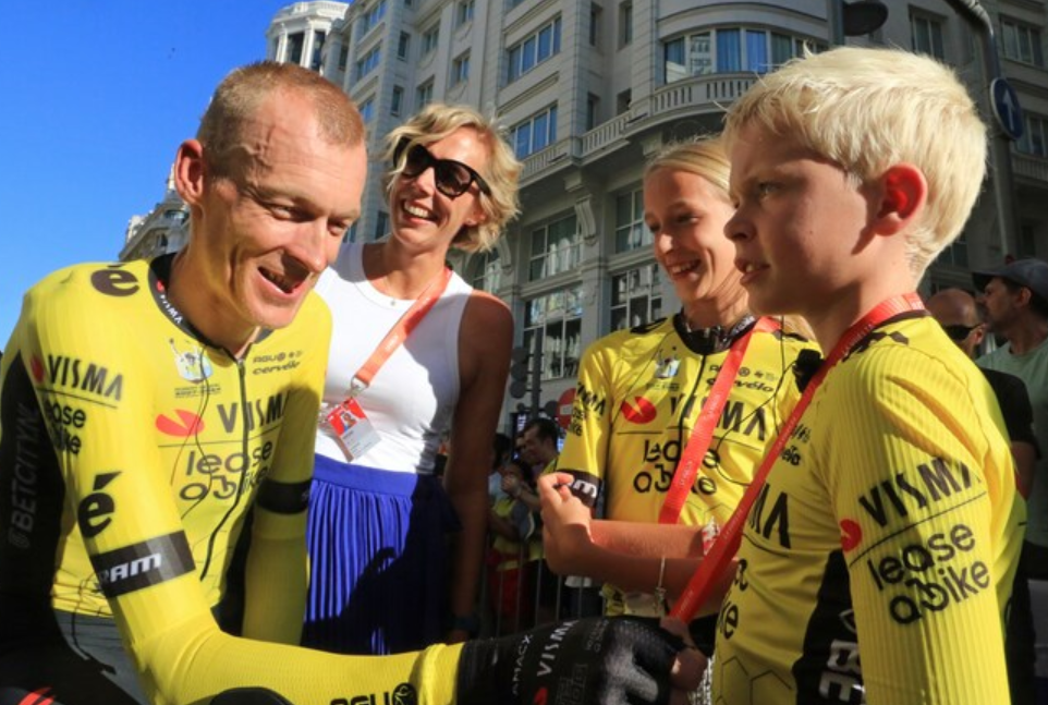 Wielrenner Robert Gesink met zijn gezin