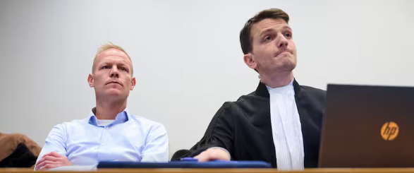 Beugelsdijk met zijn advocaat in de rechtbank