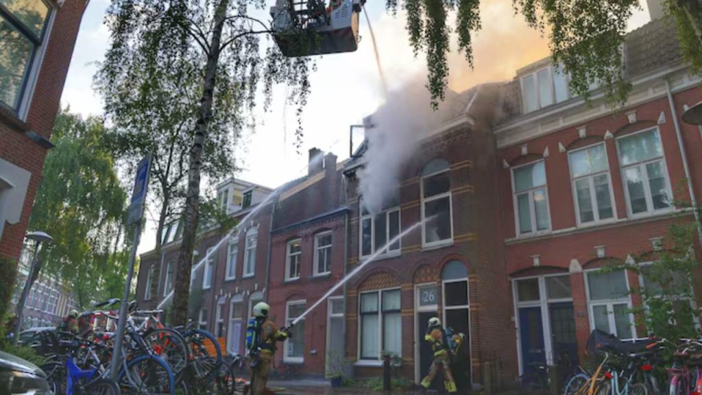 bewoners-gered-van-balkon-en-dak-bij-uitslaande-brand-in-utrecht