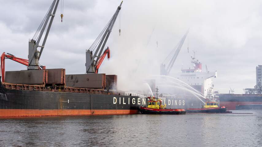 Brand op een schip wordt geblust