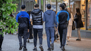 Jongens lopen straat