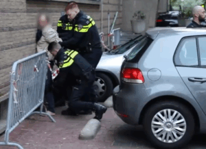 Man wordt op straat aangehouden door de politie