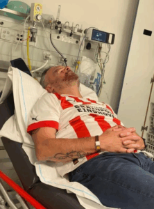 Man ligt in het ziekenhuis bed
