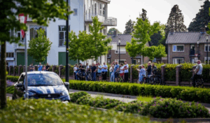 Mensen op straat kijkend