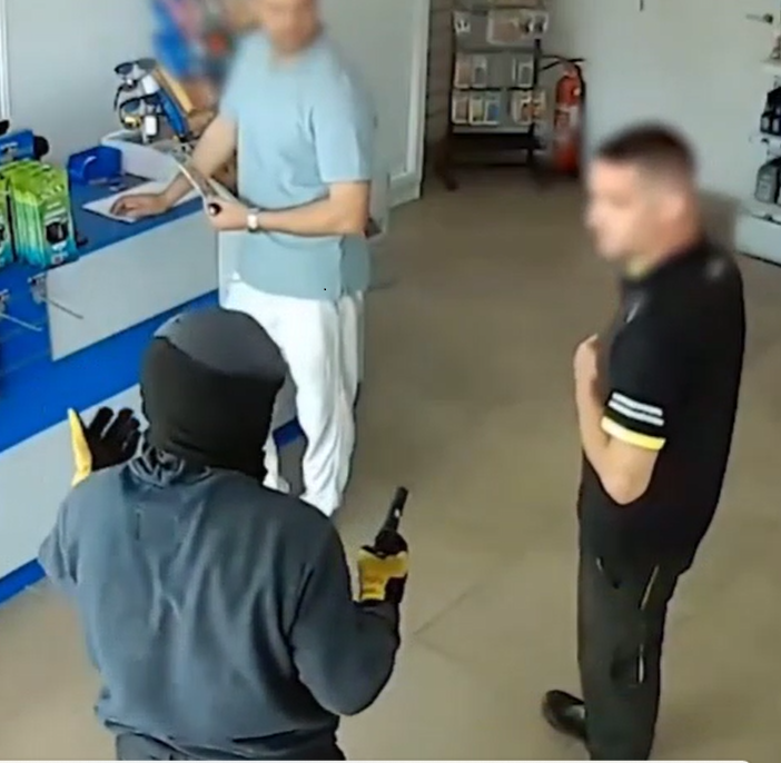 Overvaller in een benzinepomp spanje