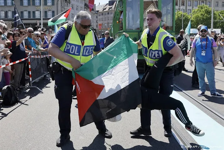 Pro-Palestijnse betoger blokkeert tram Israël bij Songfestival-ceremonie