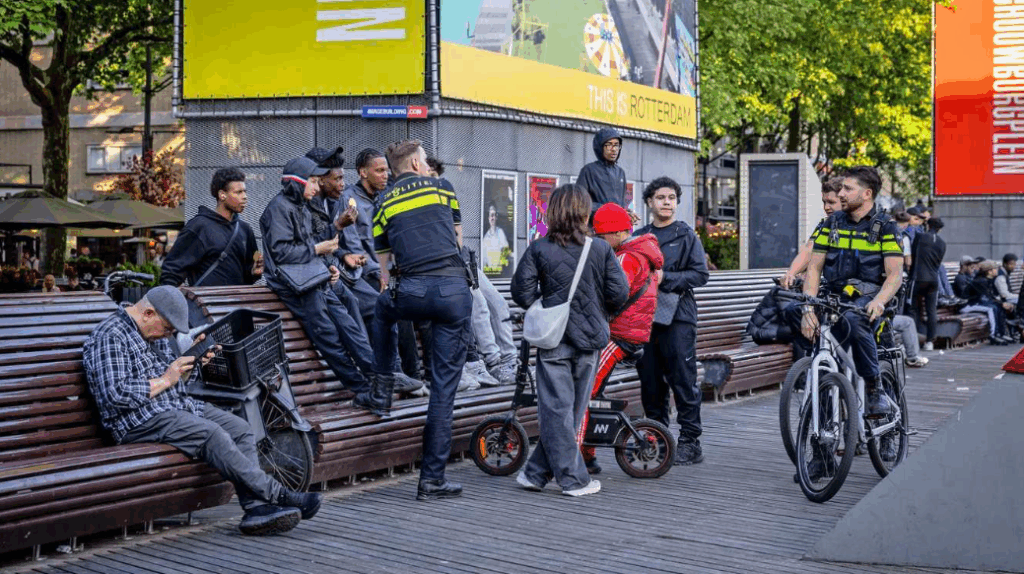 Politie agenten met een groep jongeren