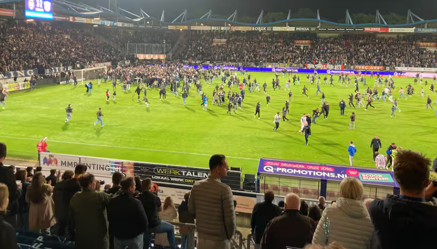 Veld invasie voetbalwedstrijd