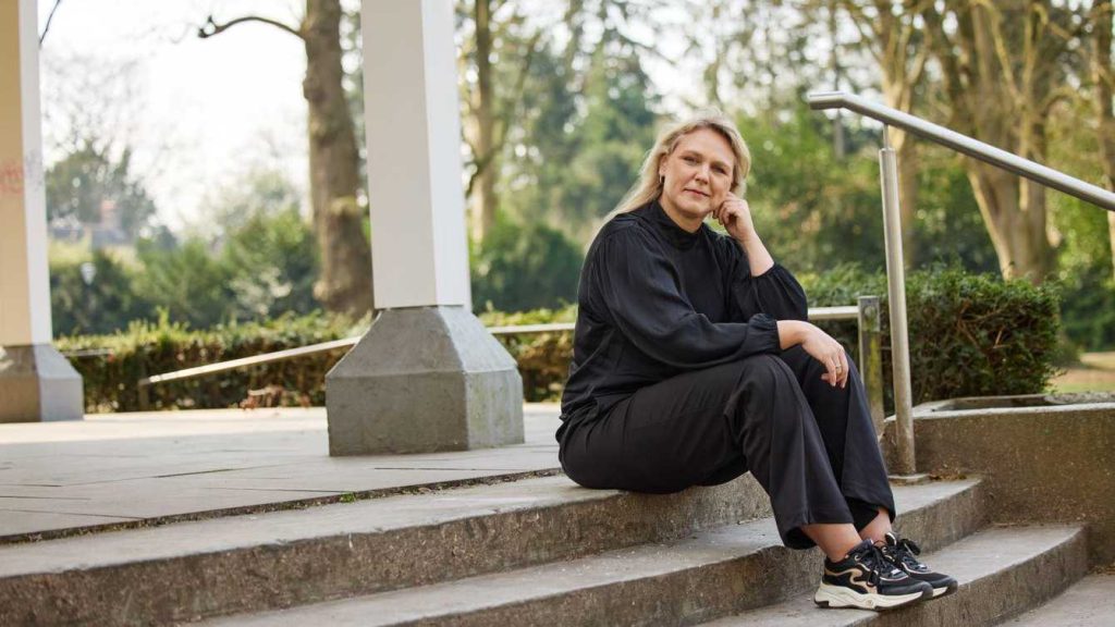 Vrouw op een trap buiten