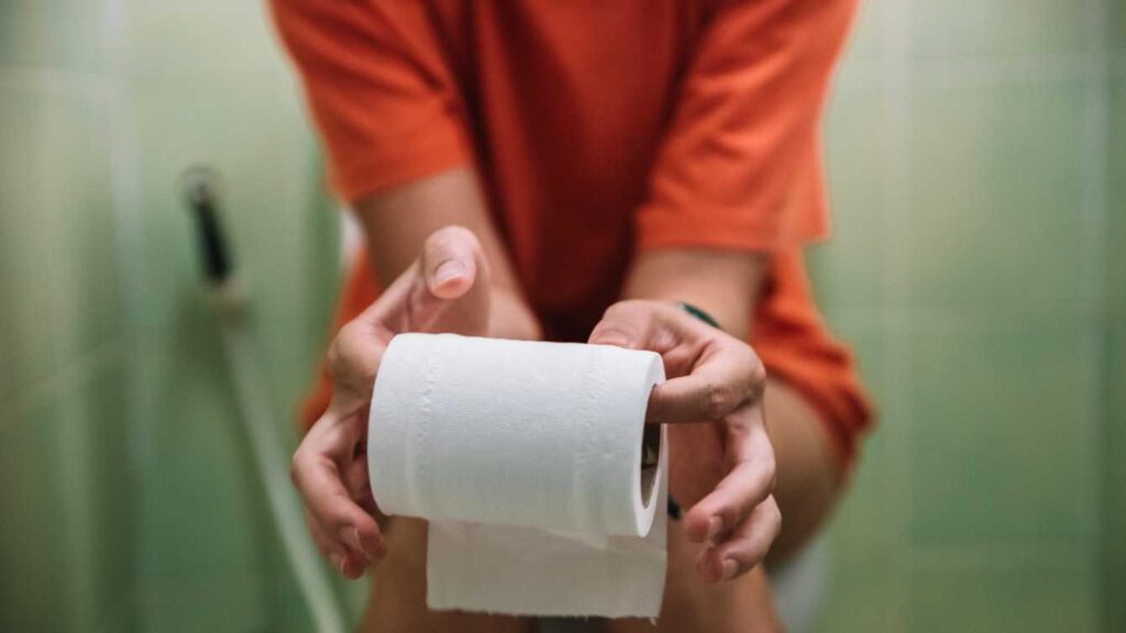 Vrouw op de wc met wc papier
