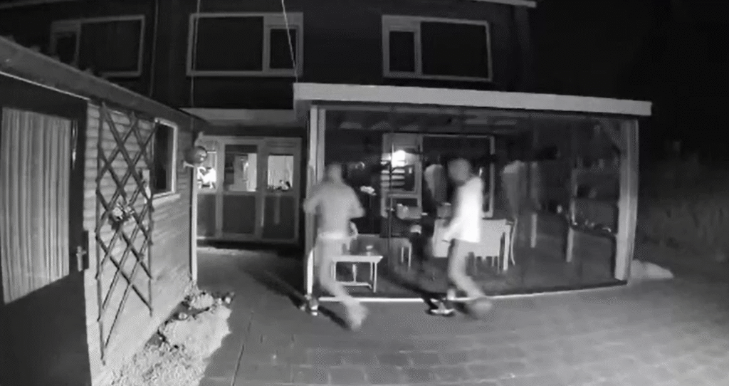 Video: Vrouw op vakantie schrikt zich rot: dit nemen inbrekers live onder haar ogen mee