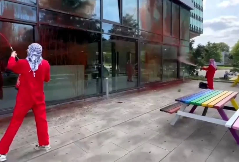 Activisten besmeuren gebouw TU/e
