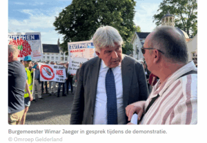 Burgermeester Zupthen in gesprek met burger