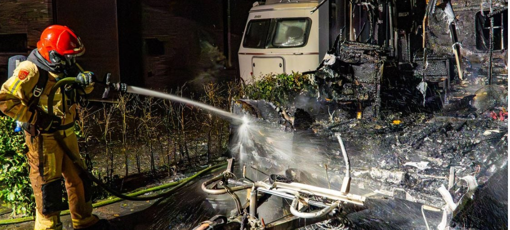 brandweer blust uitgebrande caravan