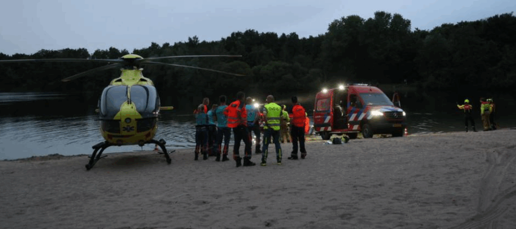 Hulpdiensten op een strandje