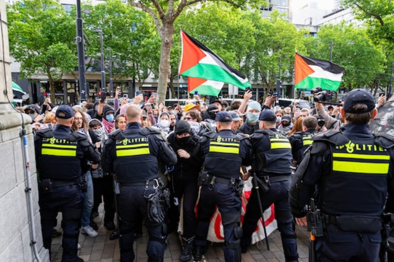 Tientallen Arrestaties bij Pro-Palestijnse Demonstratie op Coolsingel in Rotterdam”
