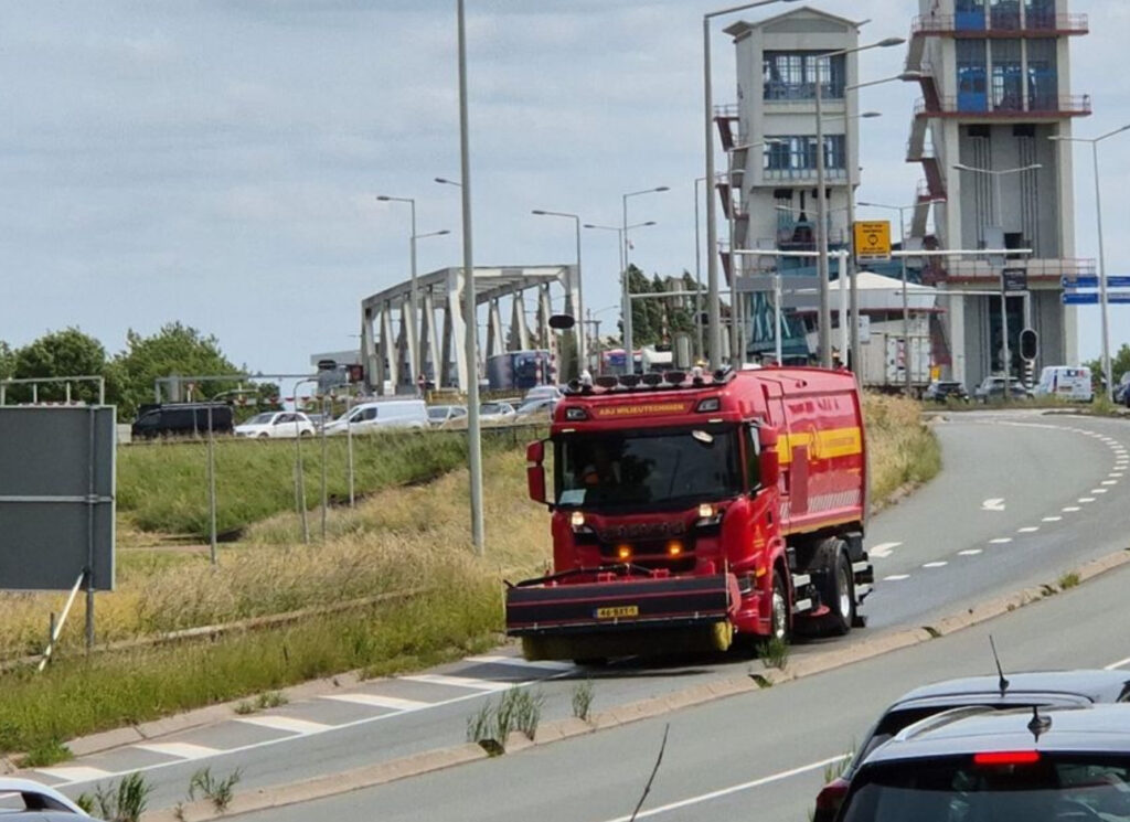 Oliespoor legt verkeer lam: Van Brienenoord tot Algerabrug verandert in filehel