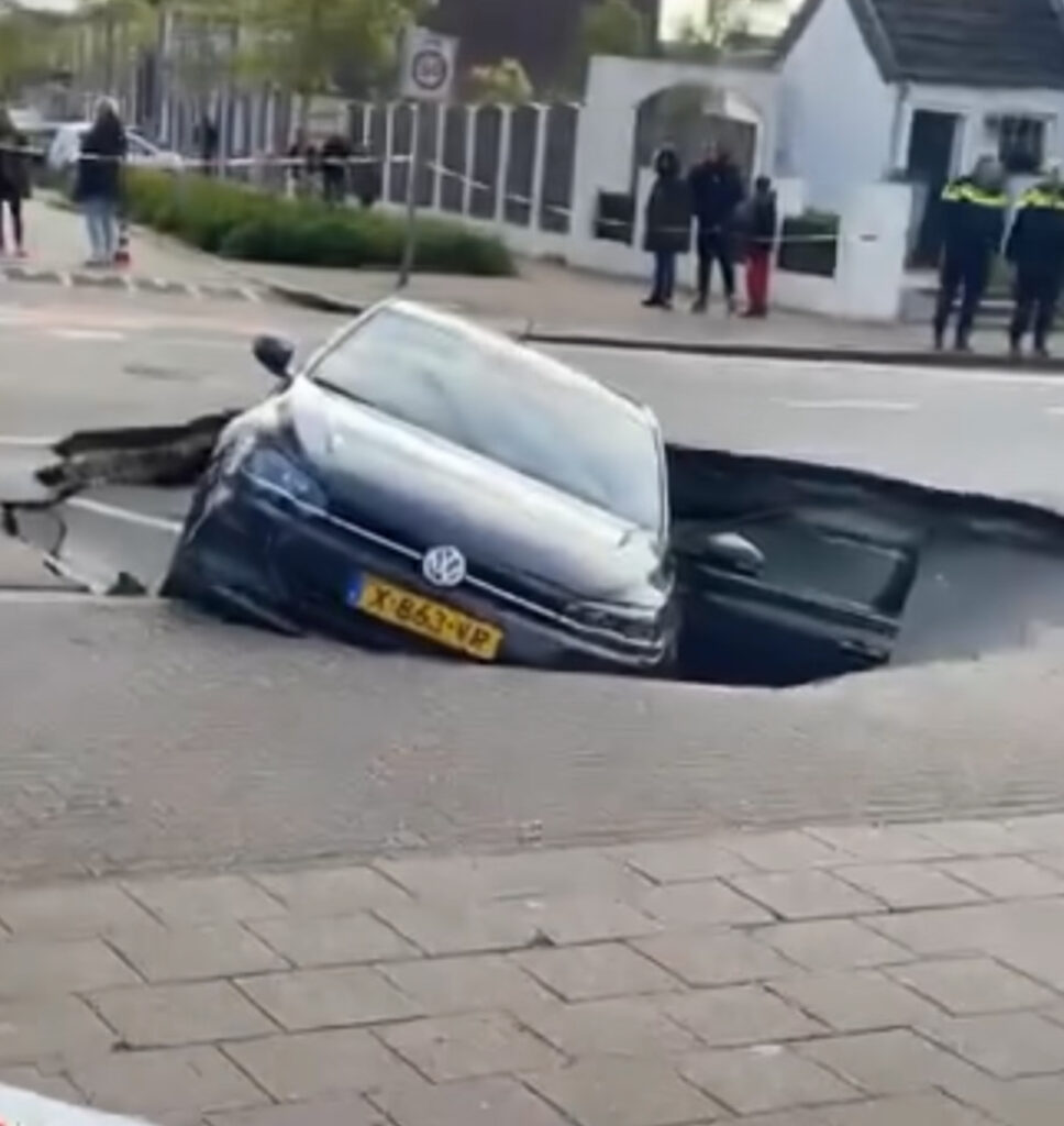 Weg zakt plots in, auto verdwijnt in enorm gat