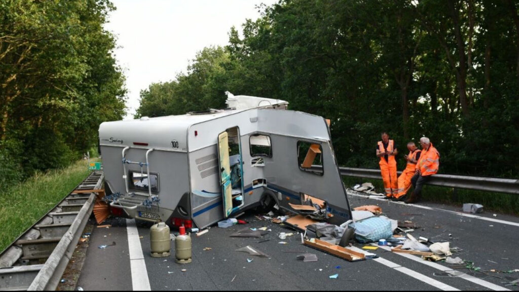 Paardenvrachtwagen ramt caravan – twee gewonden en grote chaos