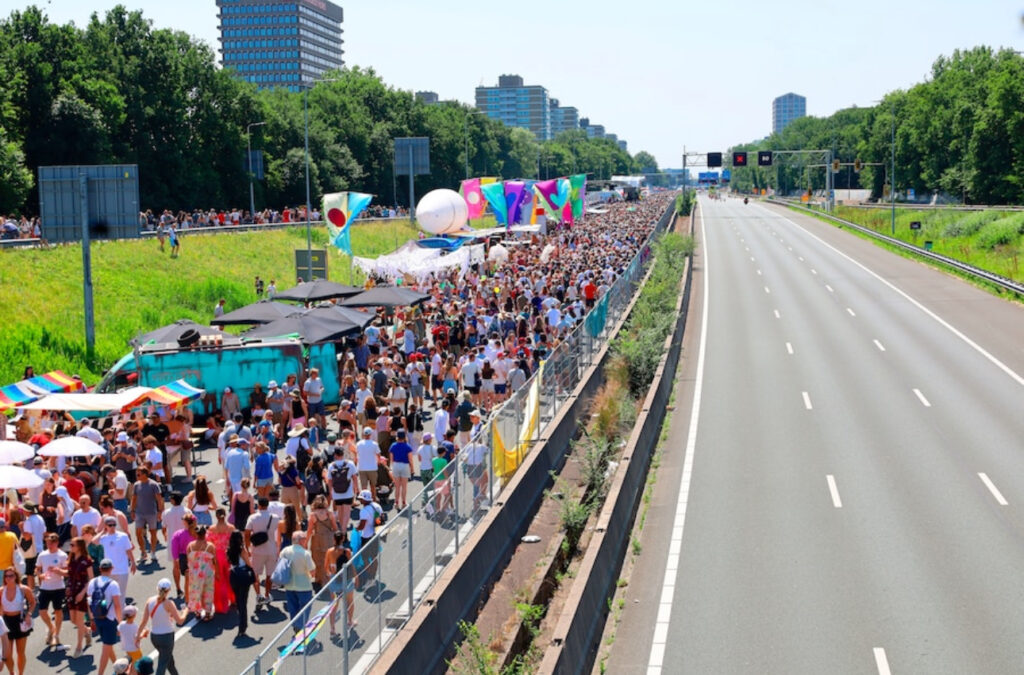 Zinderende hitte en mensenmassa’s: festival op snelweg verandert in overlevingsstrijd