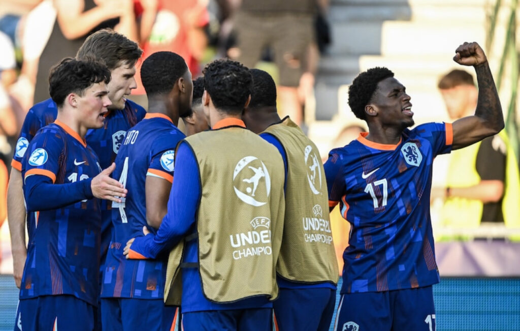 Tien man, één held: Poku leidt Jong Oranje naar zinderende halve finale