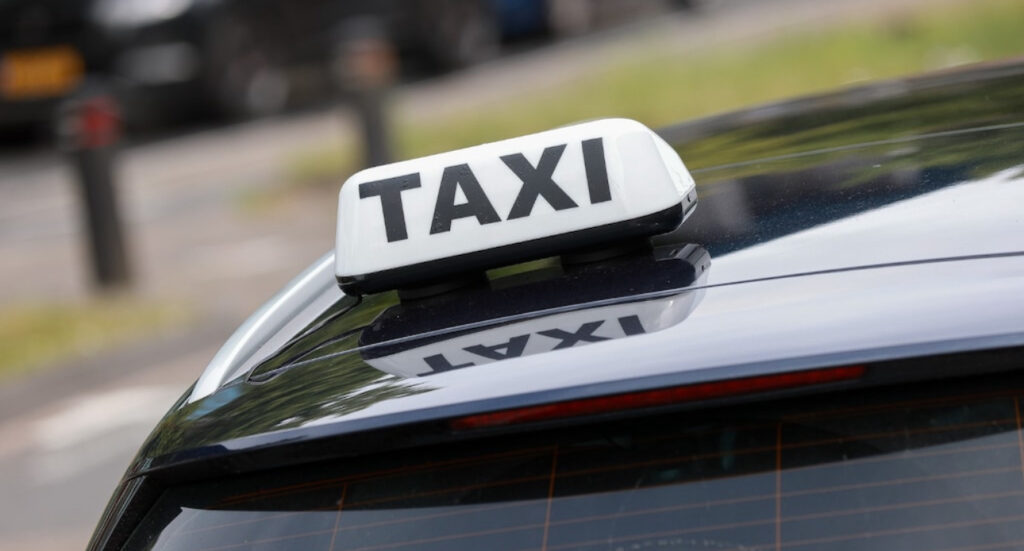 Man steelt taxi in Tilburg en rijdt vrouw aan