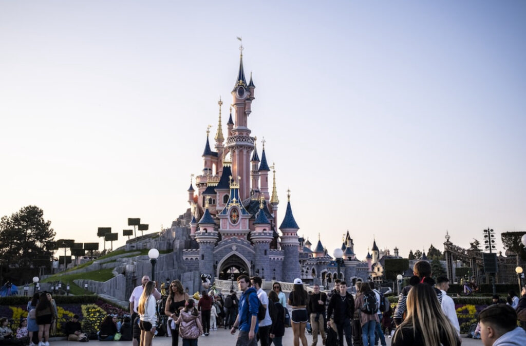 Afschuw in Disneyland: ‘Bruiloft’ met 9-jarig meisje leidt tot arrestaties