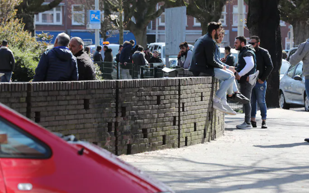 Migranten hangen op straat