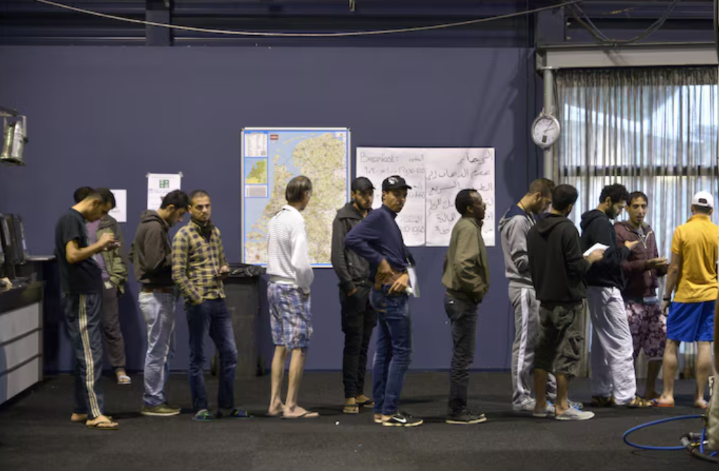 Migranten staan in de rij