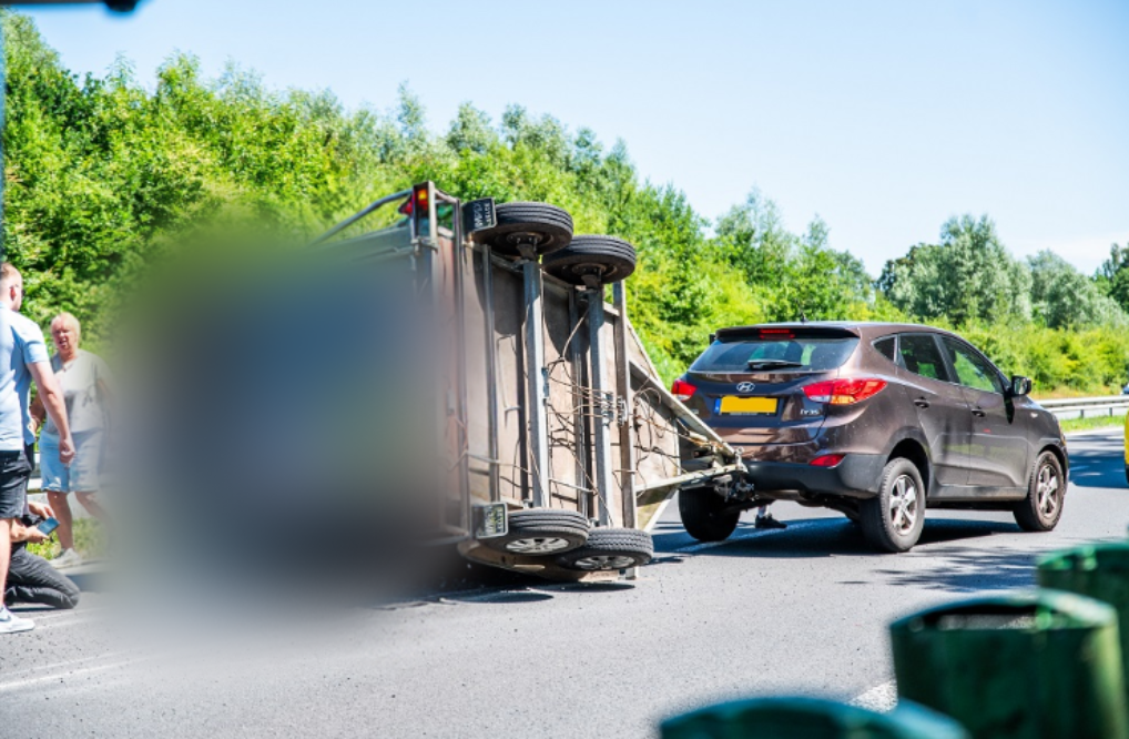 Paniek op snelweg: paardentrailer kantelt met paard erin – lange files op A28